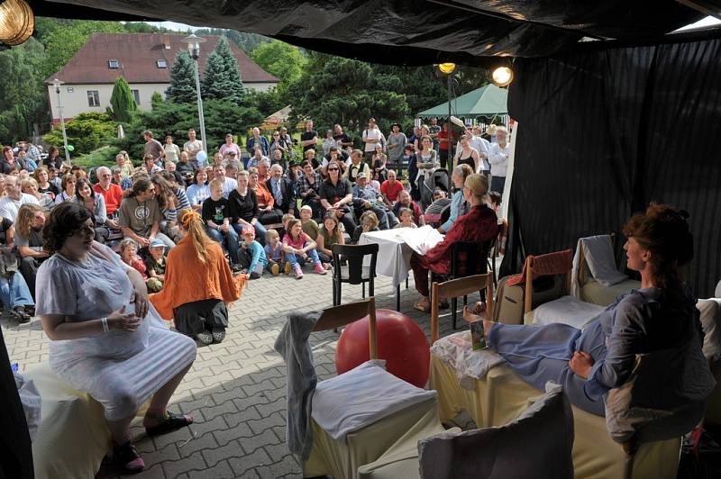 JAKO NA MEZI PLOTY. Stejně jako na pražském festivalu panuje v Kurovodicích příjemná nálada a neopakovatelná atmosféra.