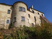 Jedním z českých hradů, jichž se týká scelování mobiliárních fondů, je hrad Grabštejn na Liberecku. Ještě letos by se v jeho mobiliáři měly objevit některé jeho původní exponáty, které byly v minulé době přemístěny na hrad Lemberk