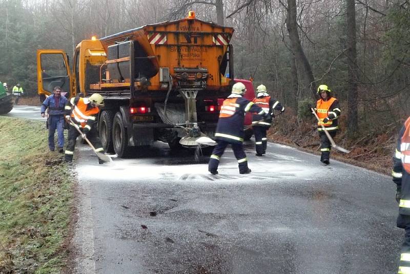 Autobus plný lidí havaroval v sobotu kolem deváté hodiny ranní u Osečné na Liberecku.