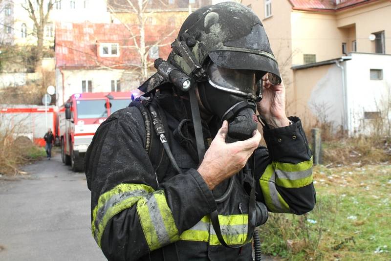 V neděli dopoledne hořel v Liberci poblíž Papírového náměstí oficiálně neobydlený dům - squat. Oheň v něm  ale v nejvyšším podlaží uvěznil šest lidí.