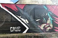 Graffiti „Welcome to Gotham“ znázorňuje na jedné straně superpadoucha Tučňáka a na straně druhé Batmana.