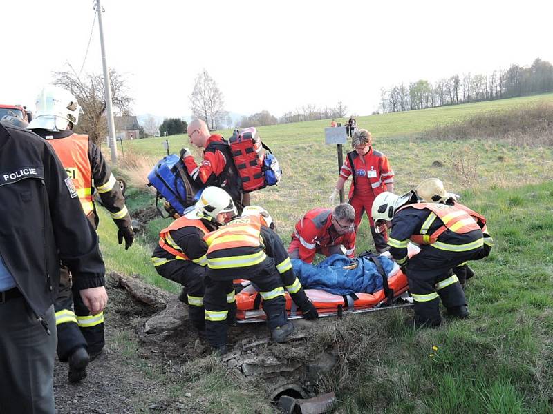 Auto se u Frýdlantu převrátilo na střechu, řidič skončil v nemocnici.