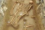 Čtyři desítky nalezených koster v sousedství hřbitovní zdi v Raspenavě se musí nafotit, změřit, zakreslit a opatrně vyjmout k analýze. Na snímku hlavní archeolog Severočeského muzea v Liberci Petr Brestovanský.