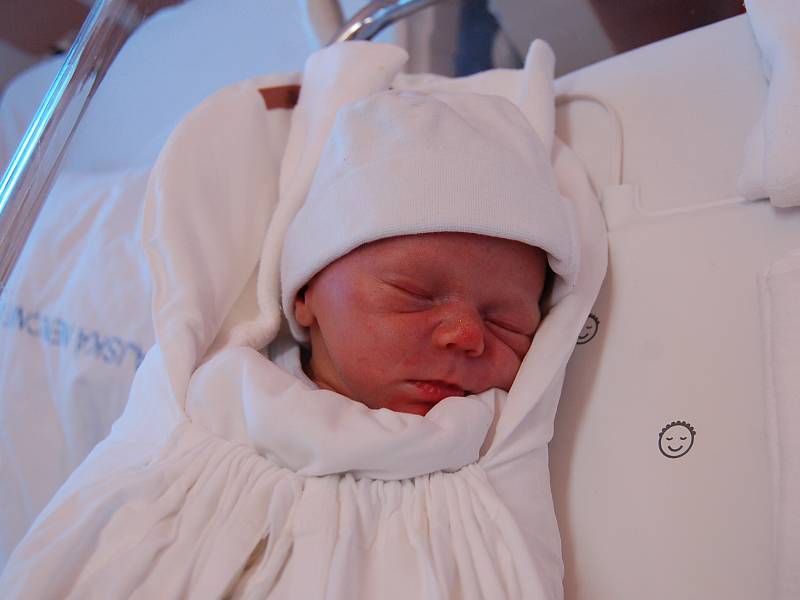 VOJTĚCH JURIČEK  Narodil se 27. prosince v liberecké porodnici mamince Žanetě Juričkové z Liberce.  Vážil 2,74 kg a měřil 48 cm.