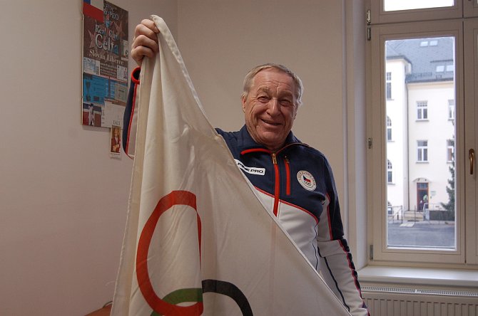 František Halíř s olympijskou vlajkou.