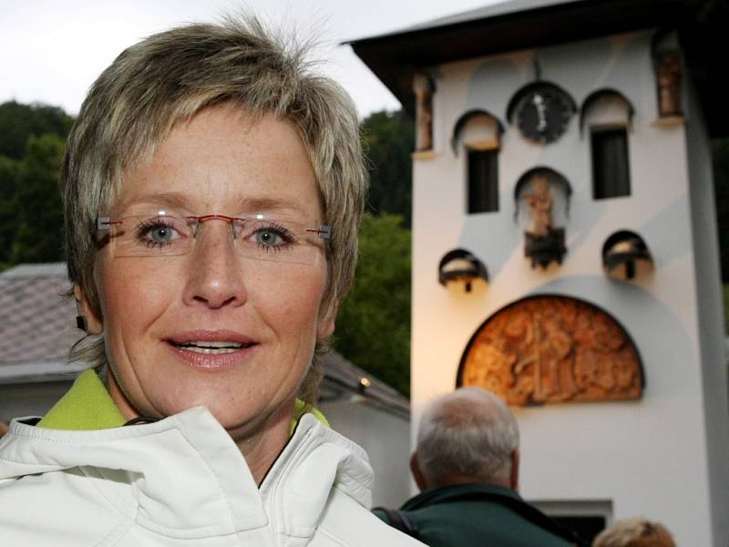 Od soboty mohou návštěvníci Kryštofova údolí obdivovat první vesnický orloj v České republice. Patronka orloje Marcela Augustová.