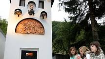 Od soboty mohou návštěvníci Kryštofova údolí obdivovat první vesnický orloj v České republice.