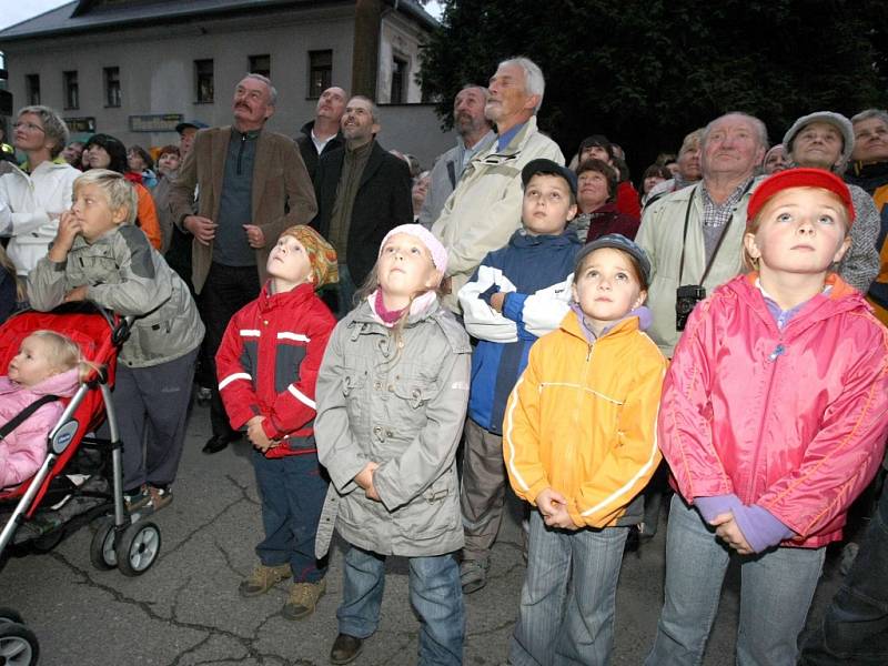 Od soboty mohou návštěvníci Kryštofova údolí obdivovat první vesnický orloj v České republice.