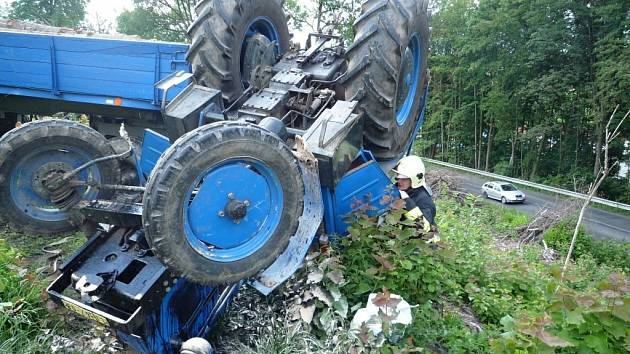 Převrácený traktor