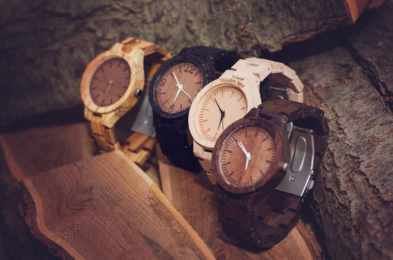 JAKUB ŠREJMA a RICHARD KOUBEK jako první v České republice vyrábějí dřevěné hodinky. Dílnu mají v Liberci v Rochlici.