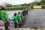 Živý řetěz proti rozšiřování dolu Turów na česko-polsko-německém Trojzemí.