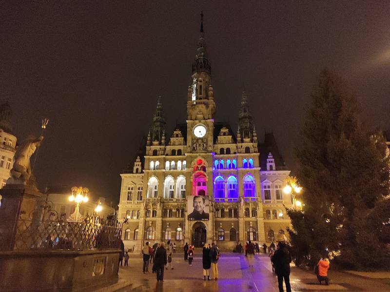 Liberecká radnice se oblékla do barev trikolóry.