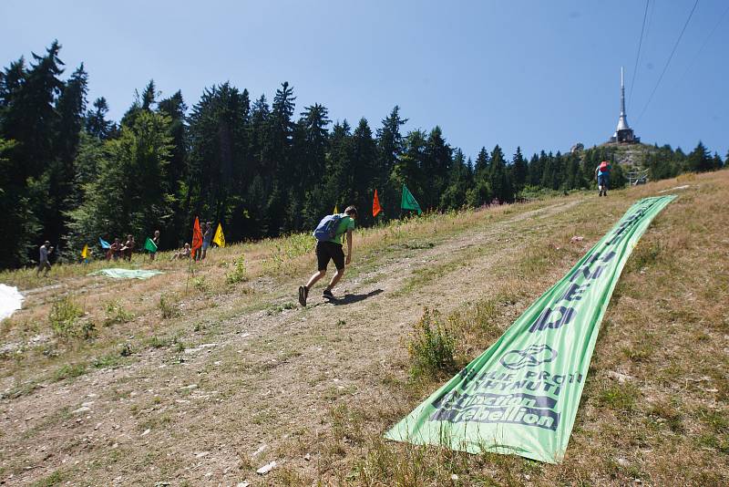 Akce liberecké buňky Extinction Rebellion na sjezdovce libereckého Ještědu.