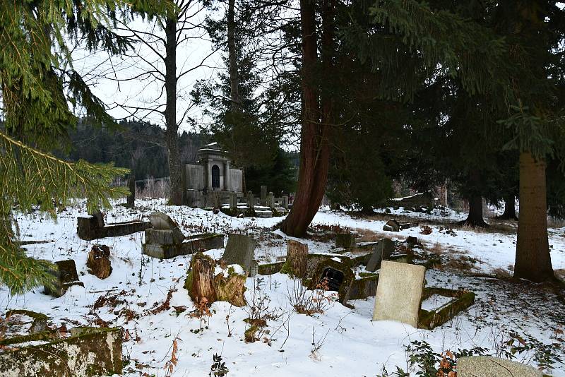 Zbytky hřbitova v Jindřichově nad Nisou.