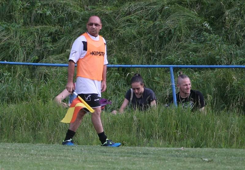 Machnín - Nová Ves 2:2. Machnín v modrých dresech.