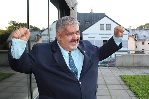 Kandidát Starostů pro Liberecký kraj, Michael Canov, se raduje z vítězství v 1. kole.