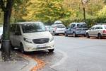 Řidič, který vyjíždí ze Studentské ulice na frekventovanou třídu, má přes zaparkovaná auta šanci vidět maximálně autobus.