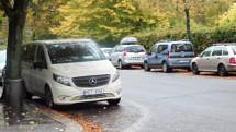 Řidič, který vyjíždí ze Studentské ulice na frekventovanou třídu, má přes zaparkovaná auta šanci vidět maximálně autobus.