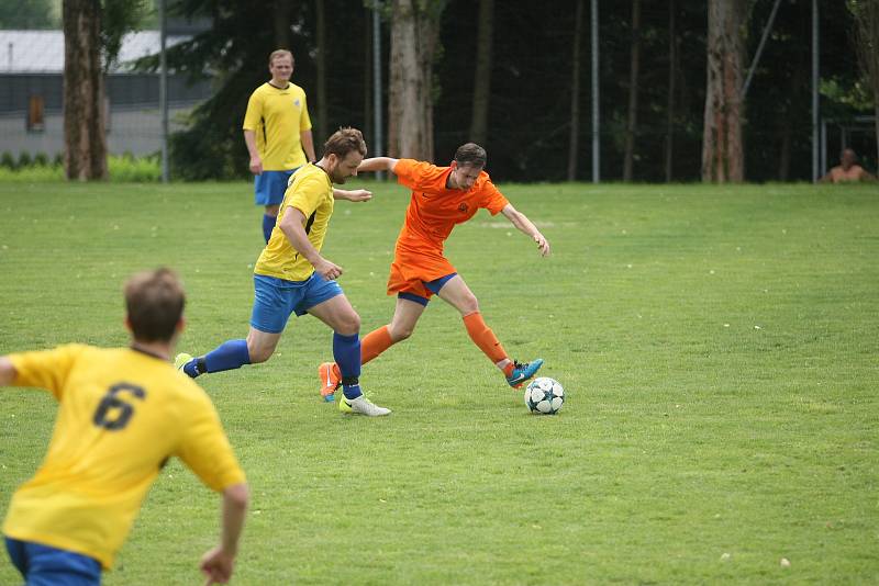 Krásná Studánka (ve žlutém)prohrála doma derby s Doubím 0:5.