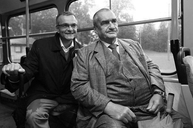 Karel Schwarzenberg (vpravo) a Miroslav Kalousek při cestě tramvají z Jablonce do Liberce. Září 2013.