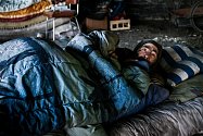 Strážníci a pracovníci Českého červeného kříže monitorují, jak jsou na tom v mrazech bezdomovci v Liberci. Rozdávají jim pokrývky a teplé oblečení. Snímek je z 27. února.