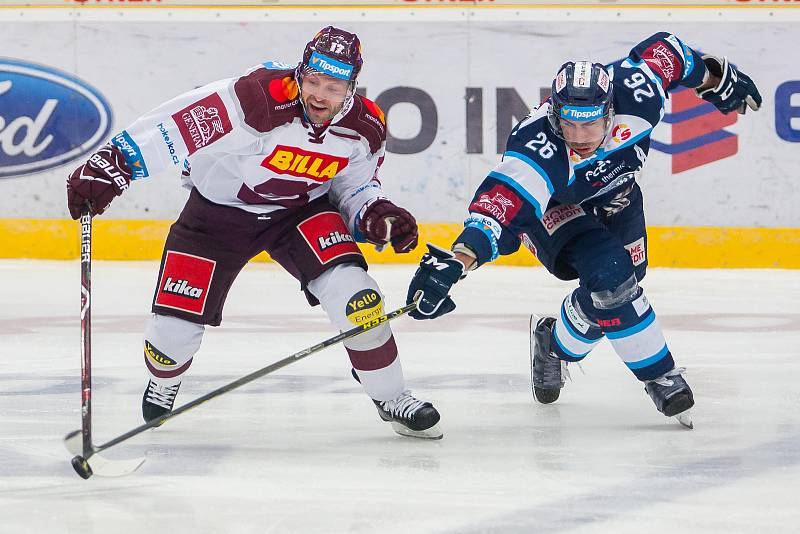 Druhý zápas předkola Generali play off Tipsport extraligy ledního hokeje se odehrál 7. března v liberecké Home Credit areně. Utkaly se celky Bílí Tygři Liberec a HC Sparta Praha. Na snímku zleva Jaroslav Hlinka a Petr Jelínek.