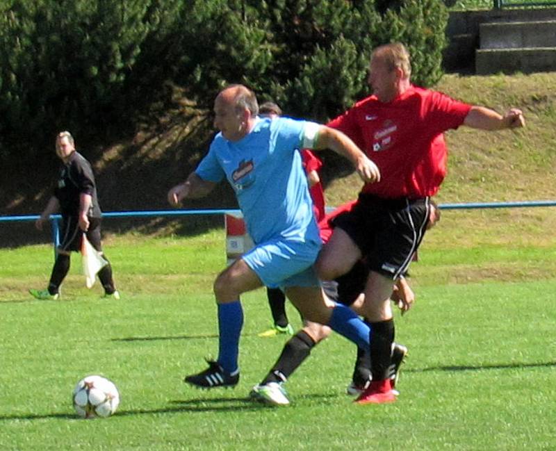 Krásný Les (v modrém) porazil béčko Nového Města 2:1.