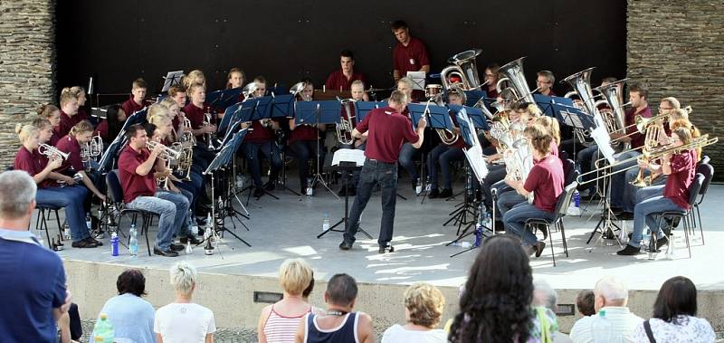 Balleskolens Brass Band na Letní scéně jabloneckého Eurocentra.