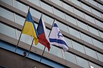 Na budově kraje v Liberci visí na výraz podpory a solidarity vlajka Izraele.