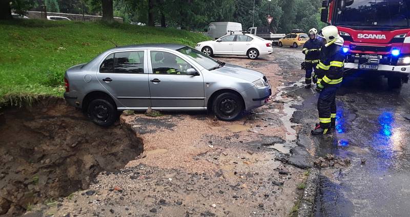 V liberecké ulici Ruprechtická došlo k propadnutí zeminy kvůli přívalu vody.