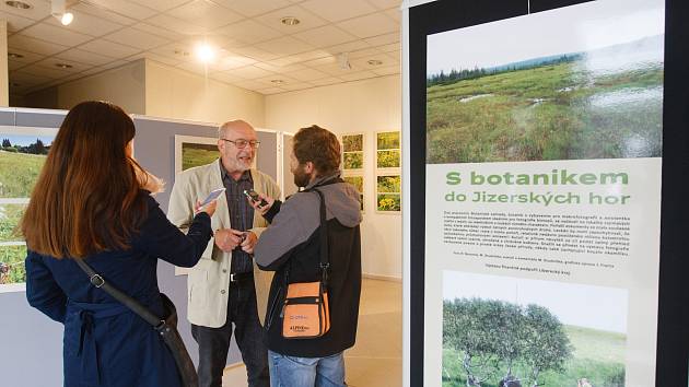 Výstava fotografií s názvem S botanikem do Jizerských hor v botanické zahradě v Liberci.