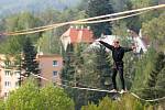 V libereckém Harcově chodili slacklineři mezi budovami vysokoškolských kolejí.