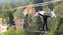 V libereckém Harcově chodili slacklineři mezi budovami vysokoškolských kolejí.