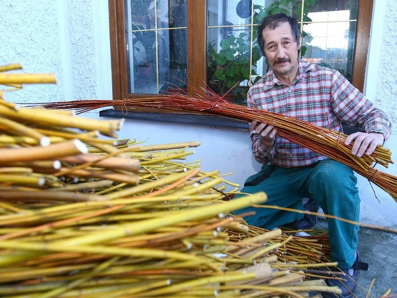 KOŠÍKÁŘ Miroslav Budka se svému řemeslu věnuje už od čtrnácti let. Z proutků dokáže vyrobit takřka vše, od pomlázek po okrasnou nůši.