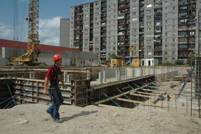 VÝSTAVBA GARÁŽOVÉHO DOMU.  Stát bude pravděpodobně ještě letos.