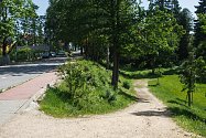 Hřiště a pozemek s příjezdovou cestou v ulici Zborovská