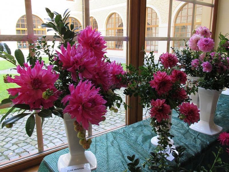 Mezinárodní výstava jiřinek v hejnickém Centru duchovní obnovy spojená se soutěží žáků zahradnických škol ve vázání květin