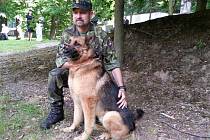 Pes hrdina, ovčák Athos, který za práci  při operacích v Afghanistánu obdržel ocenění od ministra obrany Vlastimila Picka.