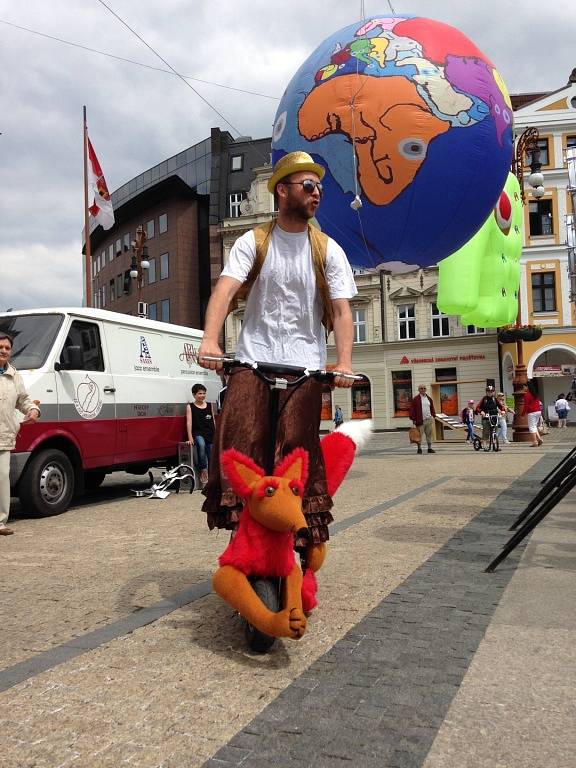 slavnostním zahájením před libereckou radnic a průvodem herců začal festival dětských divadel Mateřinka.