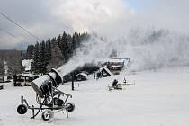 Zasněžování sjezdovky ve ski areálu Severák v Hraběticích na Jablonecku na snímku z 2. prosince.