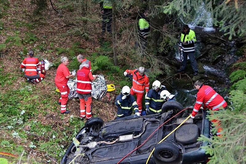 Auto na Semilsku spadlo do potoka, spolujezdec nehodu nepřežil.