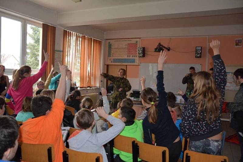 Liberečtí chemici školili žáky základních škol v rámci programu POKOS, zaměřili se i na ochranu proti zbraním hromadného ničení.
