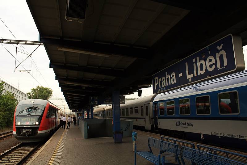 Prezentační jízda železničního dopravce Arriva na tratích v Libereckém kraji. Na snímku vlak Siemens Desiro zachycen před odjezdem ze stanice Praha-Libeň.