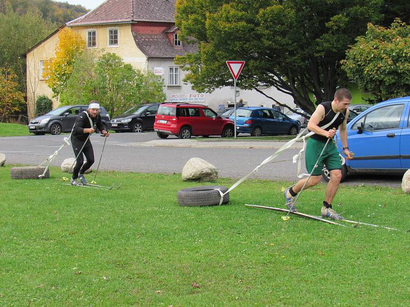 Žulový trojboj - běh řekou, na běžkách s pneumatikou a výběh na Ořešník a zpět na náměstí v Hejnicích.