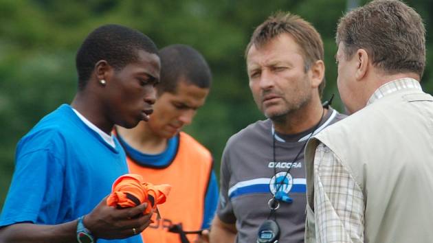 BRAZILEC HUDSON V ROZPRAVĚ.  Asistent Josef Petřík naslouchá tlumočníkovi Stránskému, co Hudson říká.