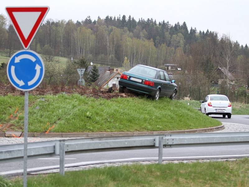 Řidič (*1969) s téměř třemi promilemi alkoholu nezvládl průjezd kruhovým objezdem v Mníšku u Liberce a s automobilem Audi vyjel na jeho vrchol. Nehoda se stala 8. dubna večer.