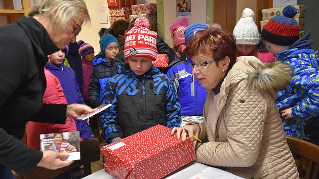 Dárky v krabicích od bot opět o Vánocích potěší děti z chudých rodin -  Litoměřický deník