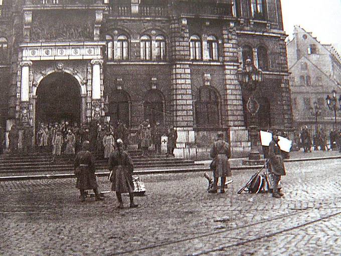NIKDO NEJÁSAL. Obsazování liberecké radnice se obešlo 28. října 1918 bez jásajících davů. Češi byli tehdy ve městě v menšině a Němci brali zrod Československa jako prohru.