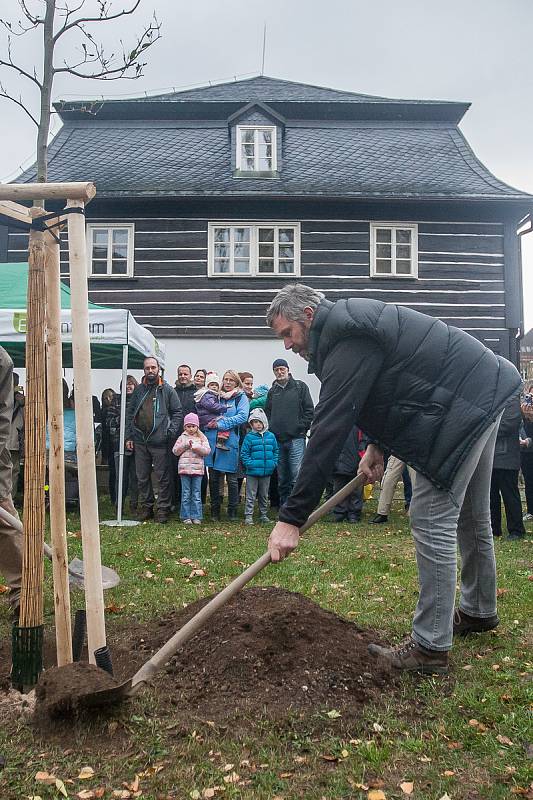 Vysazení pamětního stromu se uskutečnilo 23. října v Liberci v rámci oslav 50. výročí vyhlášení Chráněné krajinné oblasti Jizerské hory. Na snímku je Tomáš Korytář.