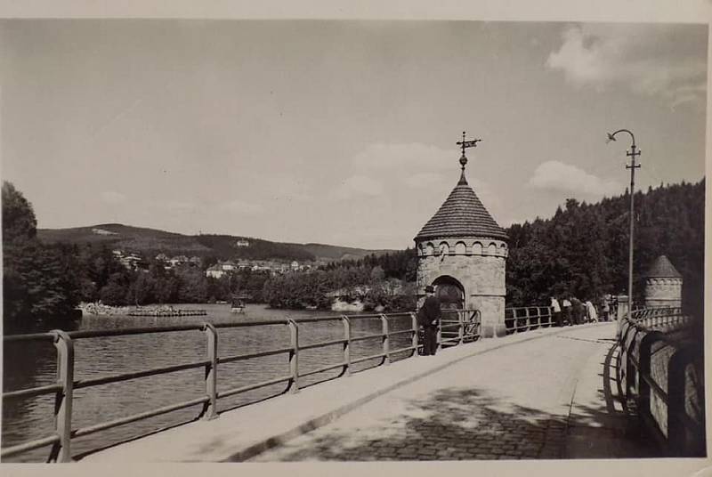 Dobové snímky a pohlednice okolo roku 1904 ze stavby přehrady v Liberci a po jejím dostavení.